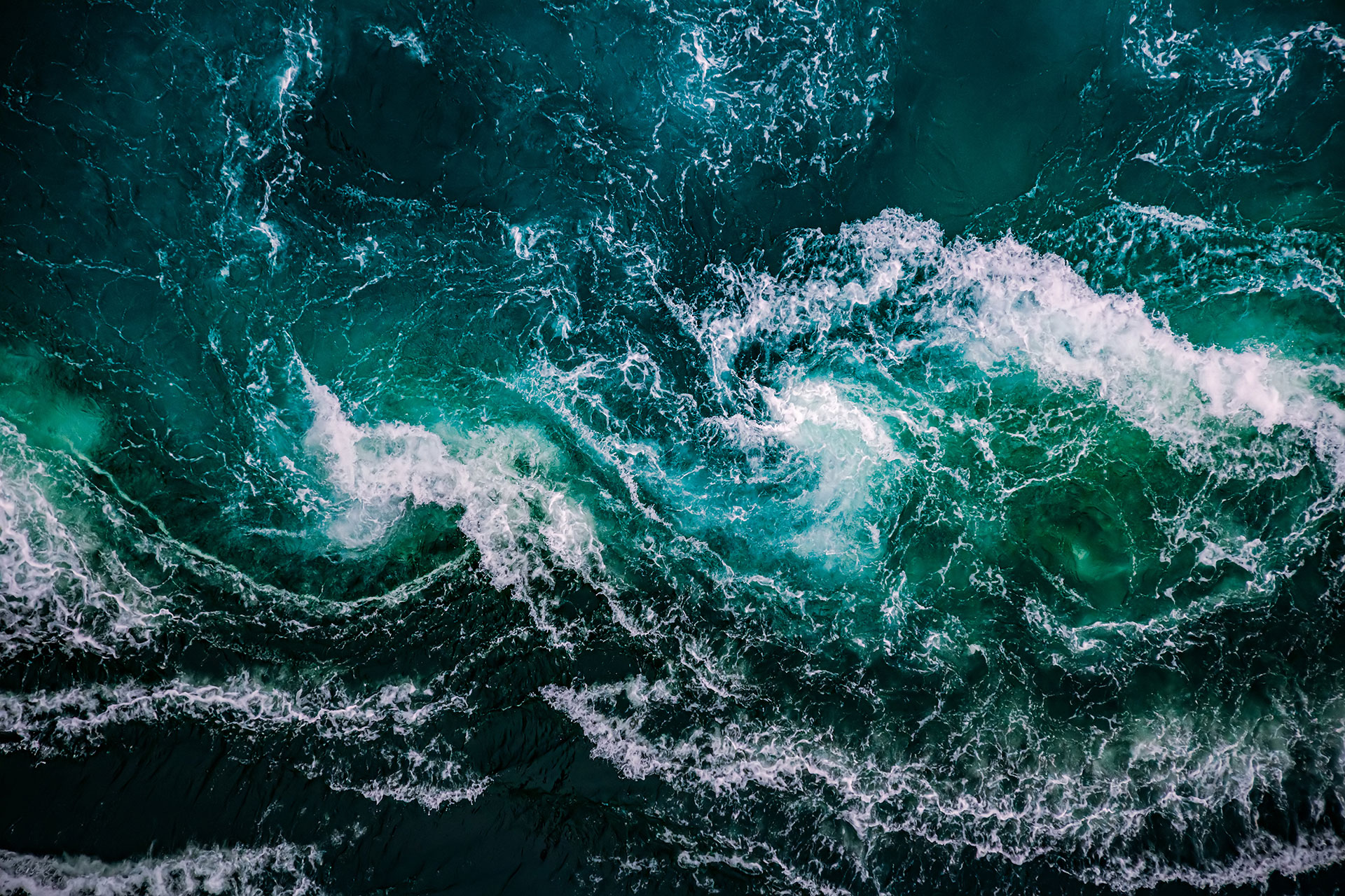 waves-of-water-of-the-river-and-the-sea-meet-each-YC8UXW8